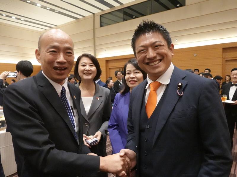 立法院長韓國瑜（左）率領跨黨派立委訪問日本，25日傍晚拜會日華議員懇談會。同屬日華懇成員的參政黨代表（黨魁）神谷宗幣（右）親自到場，向韓國瑜等人致意。