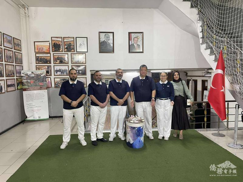 志工與校方代表以真誠笑容與手勢，象徵攜手守護臺灣、凝聚善念。