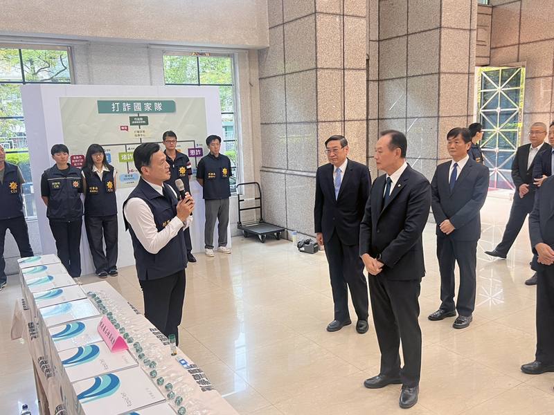 警政署刑事局26日召開「全國同步打擊依托咪酯類毒品暨引入唾液快篩執法強化防制毒駕專案」記者會，由局長周幼偉（前右）主持。刑事局研擬引進唾液毒品快篩，待試辦完後全面執法上路，未來只要3分鐘就可測出駕駛是否施用毒品。（翻攝畫面）