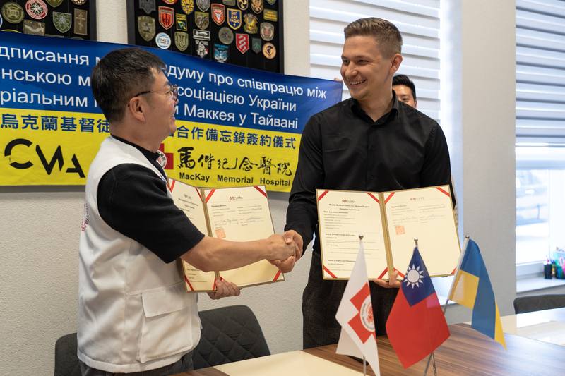 馬偕紀念醫院醫療團第6度前往烏克蘭執行義診與教育任務，並與烏克蘭志工組織「基督教醫療協會」（Christian Medical Association）深化合作，共同推動臨床醫療與教育。圖為馬偕國際醫療中心主任蔡維德（左）與協會主席米霍維奇（Rudi Myhovych）（右）簽署合作備忘錄。