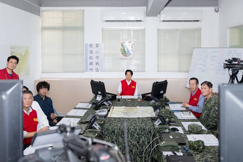 總統先後聽取農業部林保署花蓮分署長黃群策、前進協調所總協調官暨經濟部次長賴建信、陸軍花東防衛指揮部副指揮官賴政豐以及台水公司總經理李丁來簡報