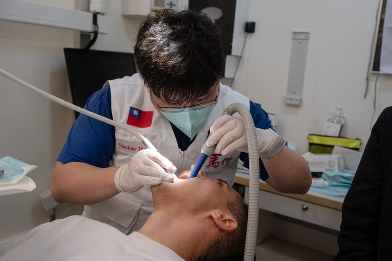 馬偕紀念醫院醫療團日前第六度前往烏克蘭進行義診與醫療教育交流，短短6天的義診內，團隊接待超過650人次。圖為9月24日牙科醫師顏恩澤為當地居民進行牙科服務。