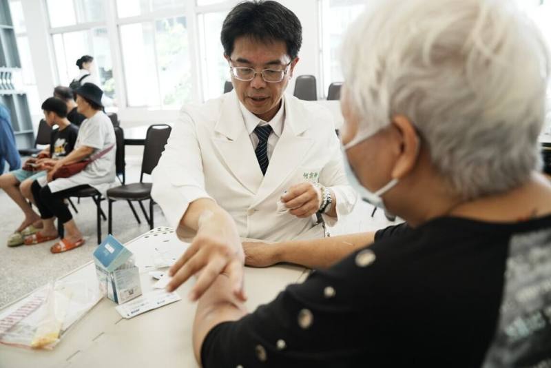 花蓮馬太鞍溪堰塞湖溢流釀災，花蓮慈濟醫院醫療團隊25日前往光復糖廠喜悅樓進駐醫療站，提供中西醫等專科醫護。（慈濟基金會提供）
