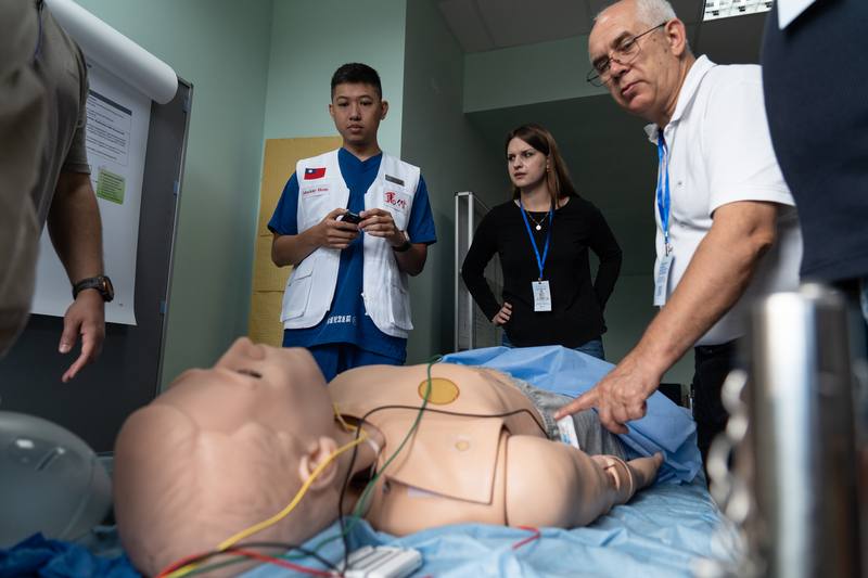 馬偕紀念醫院醫療團日前第六度前往烏克蘭進行義診與醫療教育交流，並在文尼察當地大學開設4天的高級心臟救命術（ACLS）課程。圖為9月23日急診醫學科醫師廖晨皓向烏克蘭醫師授課。