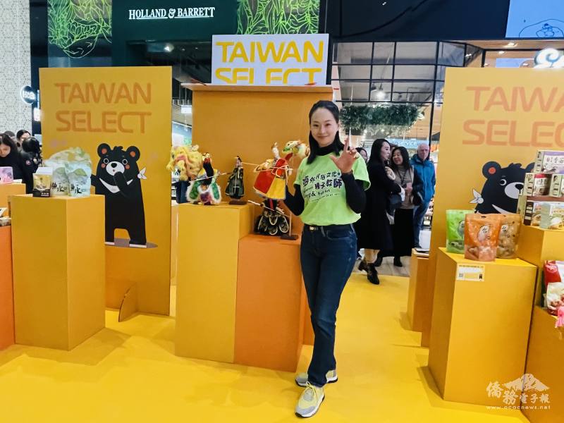 鹿特丹台灣貿易中心在會場展示臺灣空運來的豬八戒、關羽等布袋戲偶跟舞龍舞獅，突顯臺灣意象