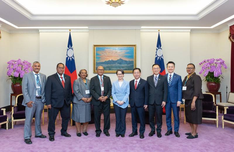 副總統與訪賓一行合影