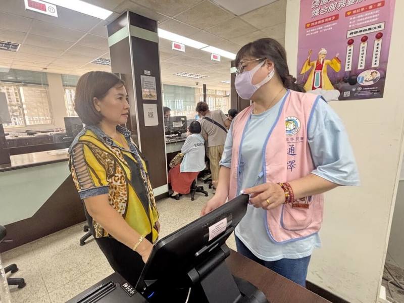 移民署新北市服務站通譯志工黃日麗（右）曾在越南擔任通譯與口譯員，也教授台灣企業幹部越南語課程，來台後，她擔任國中、小學社團及母語推廣課程老師，並在救國團成人班授課，課餘時則在服務站協助通譯，幫助新住民解決語言隔閡。（移民署新北市服務站提供）