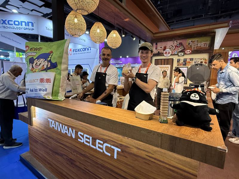 2025年印度台灣形象展設立Taiwan Select食品館，現場可以一嚐從台灣紅到國外的珍珠奶茶。