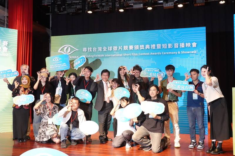 外交部長林佳龍（後排右6）26日出席「尋找台灣 #FindingTAIWAN」全球徵片競賽頒獎典禮，與入圍以及得獎者合影