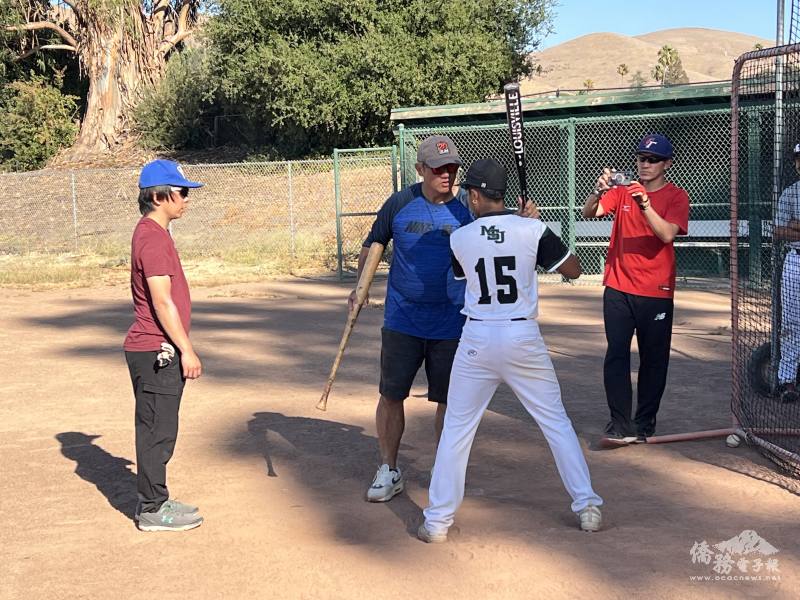 張泰山指導球員打擊要點。