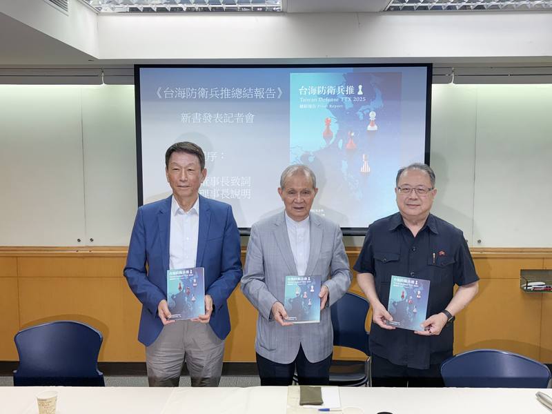 台北政經學院基金會和平與安全中心26日舉行「台海防衛兵推總結報告」新書發表會，邀請基金會董事長黃煌雄（中）、中華戰略暨兵棋研究協會理事長黃介正（右）以及前參謀總長、和平與安全中心執行長李喜明（左）出席