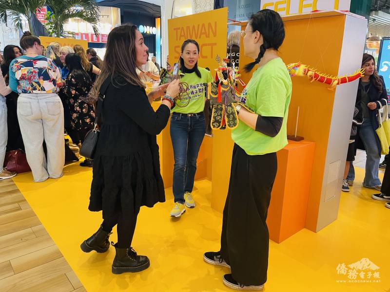 荷蘭民俗文化種子教師於Taiwan Select快閃活動演譯布袋戲