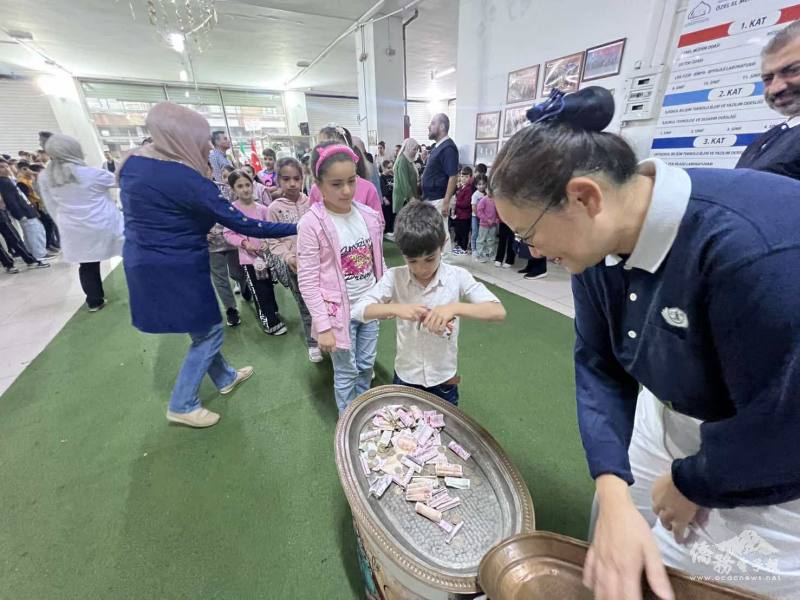 孩子們主動捐出零錢，把愛心化為實際行動。