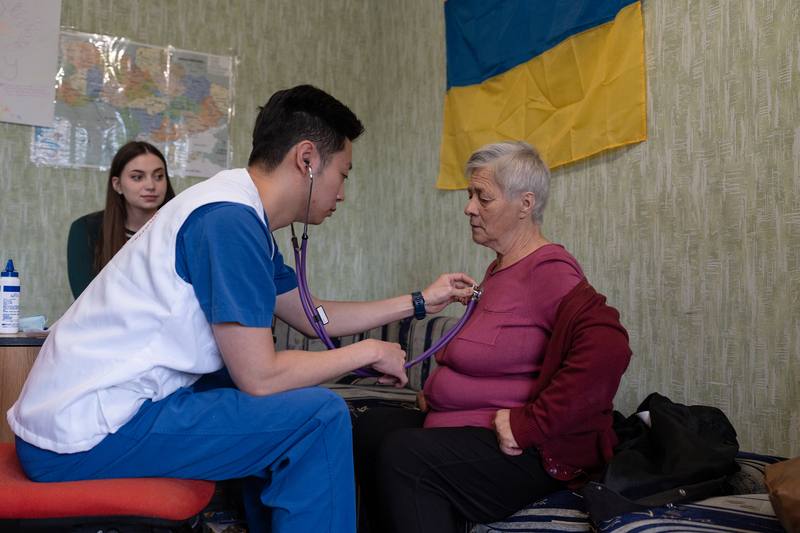 馬偕紀念醫院醫療團日前第六度前往烏克蘭進行義診與醫療教育交流，短短6天的義診內，團隊接待超過650人次。圖為9月24日心臟內科醫師陳冠廷為當地長者進行檢查。