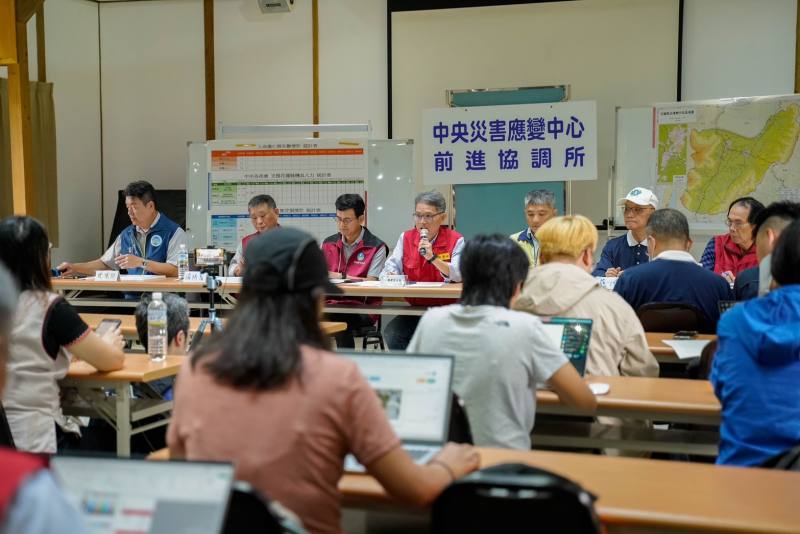 總協調官經濟部次長賴建信說明花蓮馬太鞍溪堰塞湖溢流最新救災進度