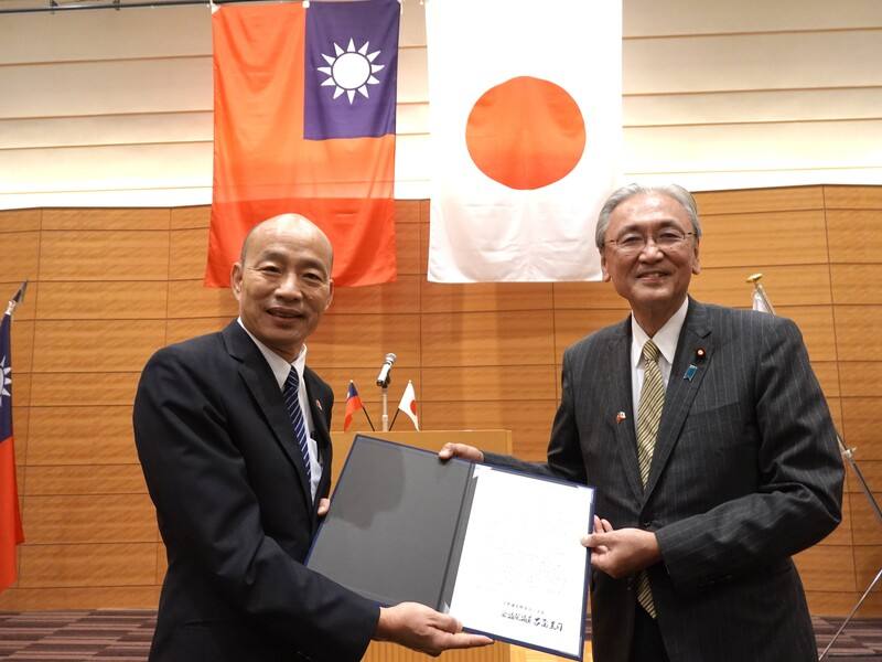 立法院長韓國瑜（左）率領跨黨派立委訪問日本，25日傍晚拜會日華議員懇談會。日華懇會長古屋圭司提到，目前台灣正在就解除日本食品輸入管制進行意見徵詢，期盼台灣能加速推動放寬，讓更多台灣民眾享用日本的食品，並向韓國瑜遞交請託書。