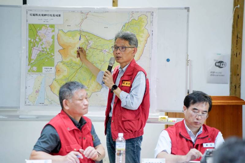 總協調官經濟部次長賴建信說明花蓮馬太鞍溪堰塞湖溢流最新救災進度