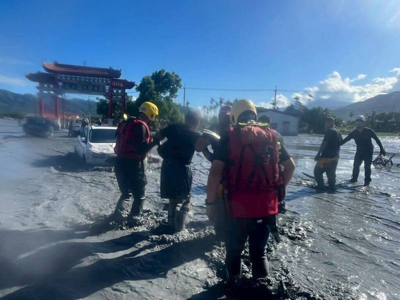 設籍新竹縣原住民族，本人、配偶及其三親等屬為花蓮縣馬太鞍溪堰塞湖溢流事故受災戶，導致工作受影響或家戶生計陷於困境者，可向新竹縣政府申請最高補助新台幣1萬元。圖為竹縣消防人員赴花蓮支援救難情形。（新竹縣政府提供）