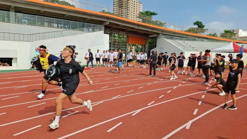 高雄市全民運動嘉年華27日在苓雅運動園區登場，活動吸引近2500名學校、社團及市民參與；嘉年華活動規劃6大主軸，其中「國防體能戰技」競賽，結合手榴彈擲準、BB彈槍射擊、團體武裝計時跑等。（高雄市運動發展局提供）