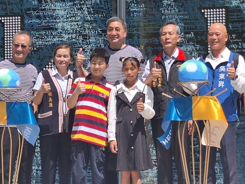 台泥董事長張安平（後排中）27日宣布，位於花蓮和平廠「台泥DAKA再生資源利用中心」啟用