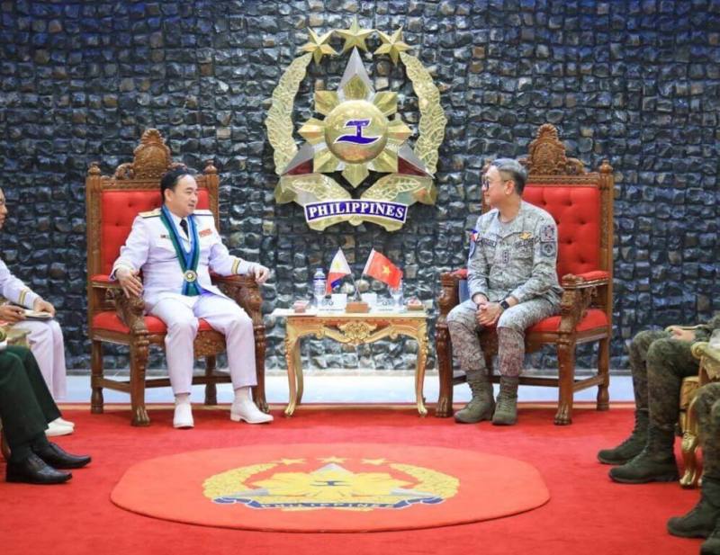在南海緊張加劇之際，越南人民海軍司令陳清延（左）23日於菲律賓海軍總部會見菲律賓海軍司令埃斯佩萊塔（右）。雙方表示，彼此擁有共同利益，也面臨共同困難，將深化海上安全合作、推進國防關係。（菲律賓武裝部隊提供）