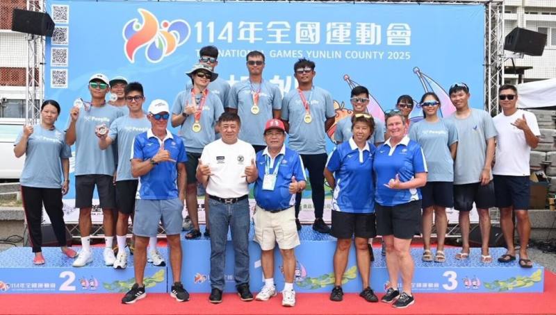 2025全國運動會帆船賽在澎湖舉行，共有來自全台10縣市的122名選手參賽，26日圓滿落幕，由中華民國帆船協會理事長陳雙全（前左2）等人頒獎表揚各縣市優勝選手。（澎湖帆協會提供）