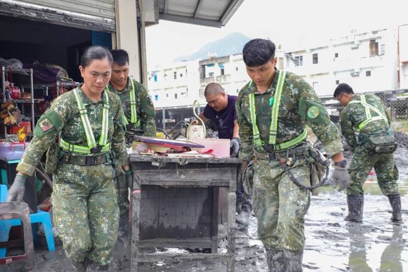 花蓮馬太鞍溪堰塞湖溢流重創光復地區，前往協助災後復原的國軍依總統指示，26日下午開始進入民宅協助清理，盼助民眾以最短時間、最快速度恢復家園。（陸軍台東指揮部提供）