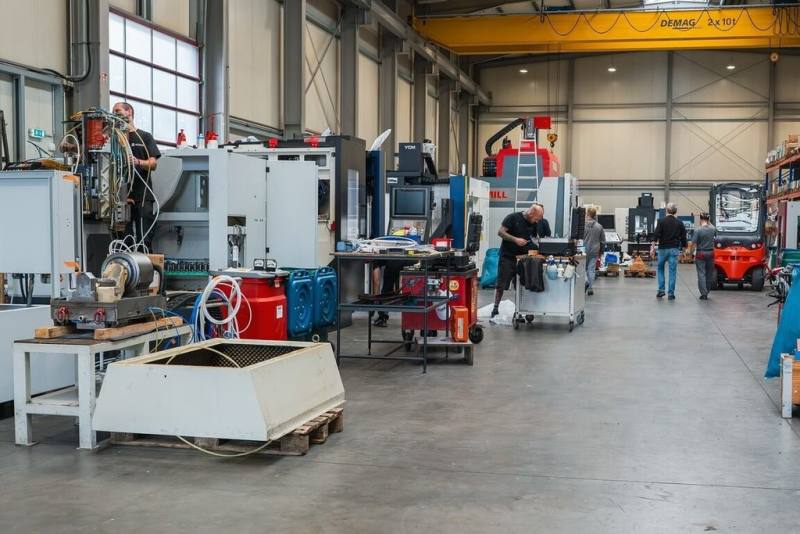 台灣工具機廠商與代理商德國虎特曼工具機合作，在漢諾威舉辦「廠內展」，強化顧客服務體驗，搶攻歐洲市場。（Hüttmann Werkzeugmaschinen提供）