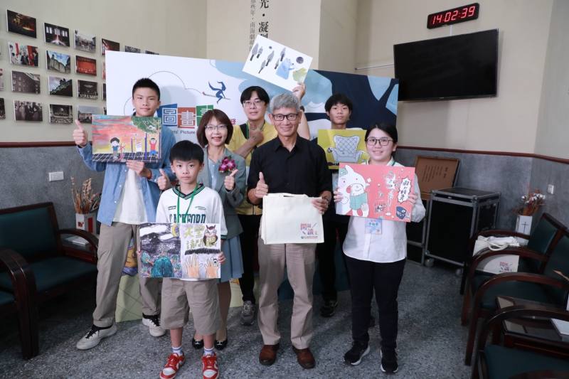 教育部武曉霞司長、藝教館李泊言館長與特優得獎者合影