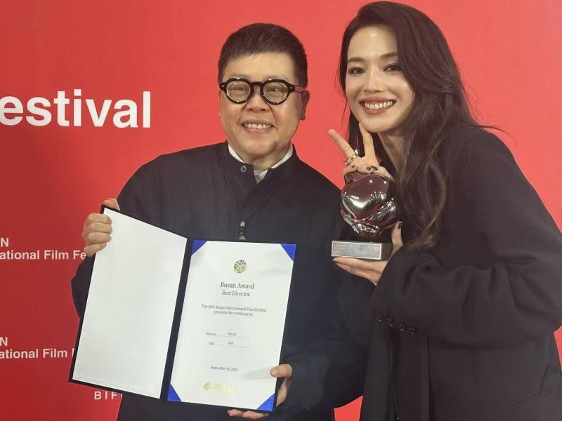 監製葉如芬（左）也再次飛回釜山出席頒獎典禮，並陪同舒淇（右）領獎。（葉如芬提供）