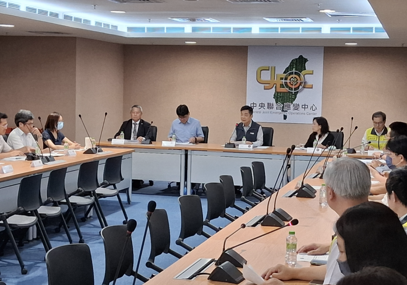 伍政務次長視察臺北車站聯合防災中心瞭解雙鐵疏運情形