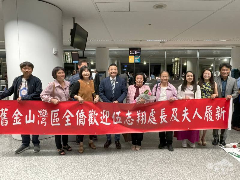南北灣僑務委員與僑社齊聚機場歡迎