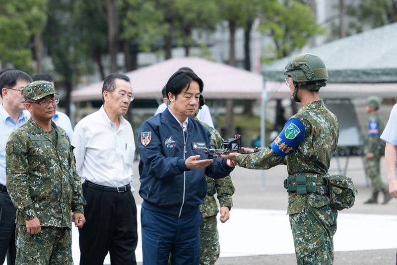 秋節將屆，賴清德總統26日下午前往嘉義勗勉「陸軍步兵257旅」、「陸軍機步234旅聯兵1營」及「空軍第四聯隊」
