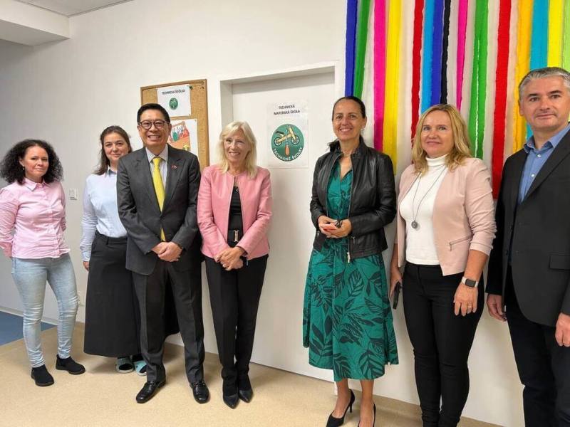 駐斯洛伐克代表李南陽（左3）與斯洛伐克前總理拉蒂秋娃（Iveta Radicova）（左4）26日出席台灣援助的幼稚園科技教育發表會，與該校校長、教師合影。（駐斯洛伐克代表處提供）