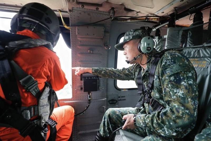 陸軍司令呂坤修（右）上將空勘花蓮災區整體災情。（陸軍司令部提供）