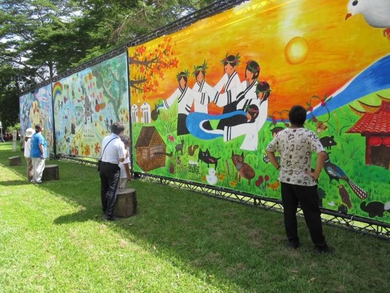 「台南市平埔原住民傳統名字研究調查初探」特展27日開幕，呈現傳統名字多樣性和文化意涵，見證平埔原住民文化重生與傳承。圖為日本富士宮市「國際兒童和平展覽」手繪藝術畫作。（台南市政府提供）