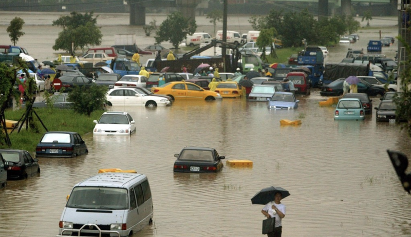 產險業者提醒，颱風、洪水等天災在各式車體險都屬除外不保事項，建議民眾可依車齡、車輛停放場所評估，可事先加保「颱風、地震、海嘯、冰雹、洪水或因雨積水附加條款」，才有保障。（中央社檔案照片）