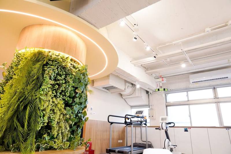 新北市板橋溪崑日照中心26日正式啟用，可服務25名身心障礙者，內裝採用輕工業風，保留清水模，入口處有魚菜共生等綠色植栽，還有情緒紓緩休憩空間等。（新北市社會局提供）