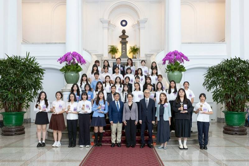 副總統與2025 GiCS第5屆「尋找資安女婕思」獲獎團隊合影