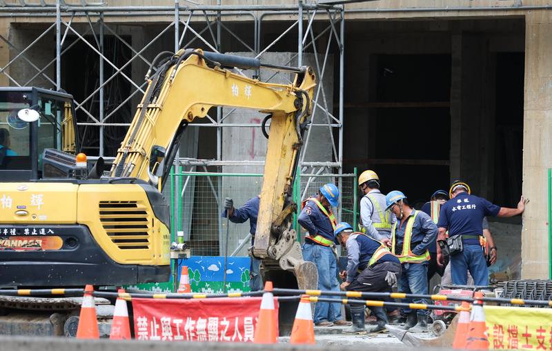 勞動部最低工資審議會26日決議，最低工資月薪從新台幣2萬8590元調高到2萬9500元、時薪從190元調漲到196元，調幅3.18%，後續將送行政院核定。圖為圖為台北市大安區街頭勞工工作情形