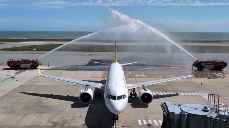 旅行社業者主辦「金門–汶萊直航雙向包機」，自汶萊出發航班於26日下午順利抵達金門，金門尚義機場安排水門禮迎接