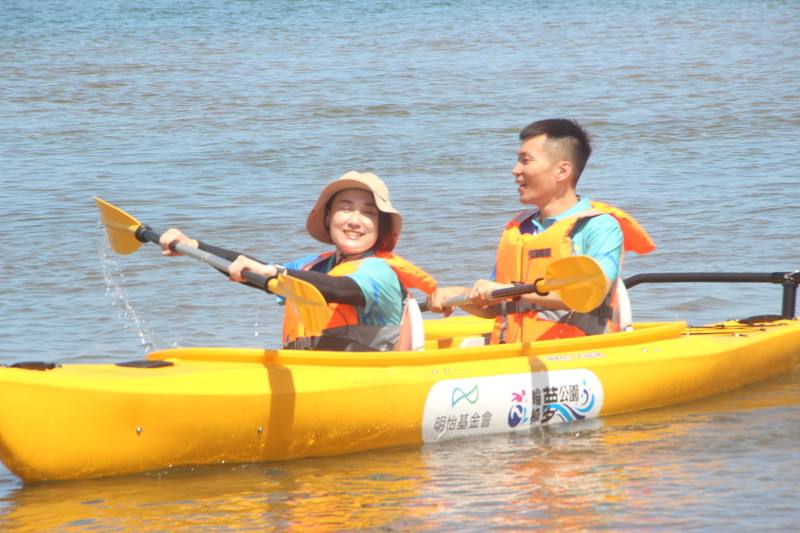 「台灣無障礙海洋日」27日在福隆海水浴場展開，運動部長李洋（右）與日本輪椅網球名將二條實穗親自入海體驗，他表示希望未來提供更多親水場域，讓身心障礙者一同參與