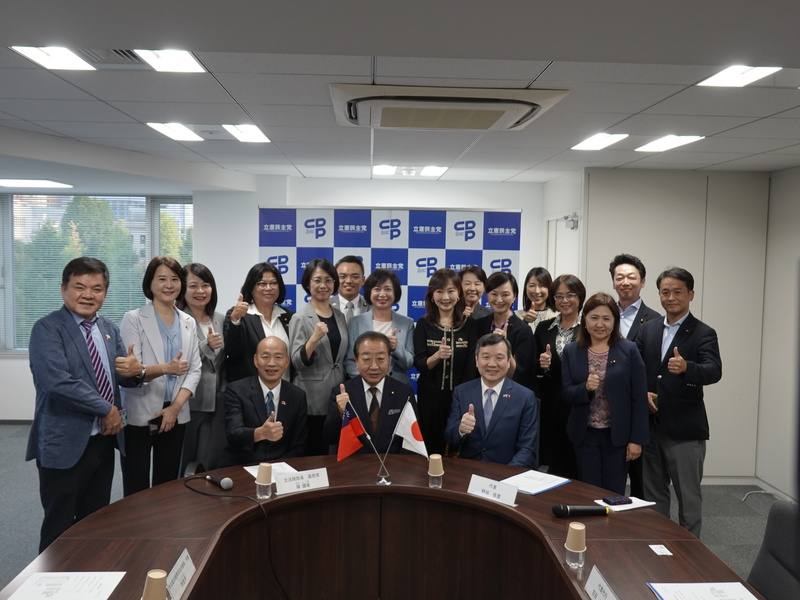 立法院長韓國瑜（前排左）26日率領跨黨派立委訪團，拜會日本最大在野黨立憲民主黨，與黨代表、前首相野田佳彥（前排中）等人合影，駐日代表李逸洋（前排右）與會