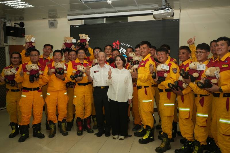 屏東縣消防局特搜大隊支援花蓮光復救災任務，共動員23人，行動期間搜索35處，成功救出64名受困民眾，26日全員返抵屏東，縣長周春米（前左5）特別到場肯定隊員表現