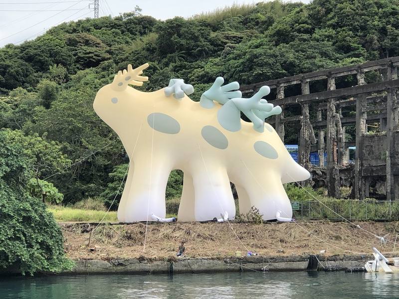 「2025基隆潮藝術」26日開幕，知名景點阿根納造船廠旁也有藝術裝置進駐，18公尺高的作品「Mossmo光獸」相當吸睛