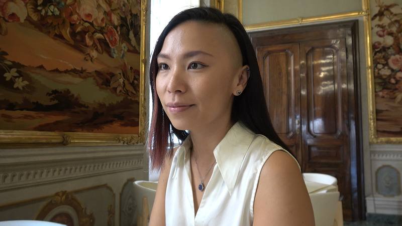 台灣女生蕭乃嫣靠流利中譯英文3聲道，義大利擔任專業口譯10年，她認為AI翻譯還沒有辦法取代人類口譯，因為很多翻譯需要靠現場氣氛與情境判斷。