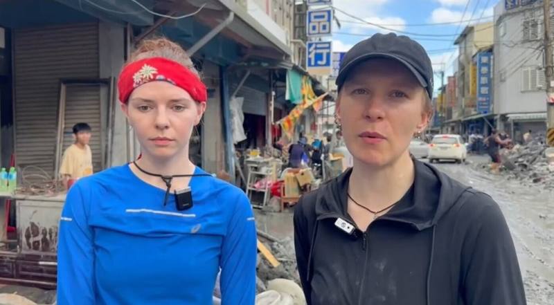 旅居台灣多年的2名烏克蘭女性原先預計赴花蓮旅遊，恰逢馬太鞍溪堰塞湖溢流重創光復鄉，2人決定改變行程，提前前往當地投入救災行動。（民眾提供）