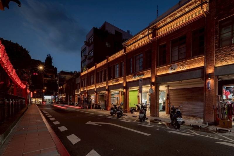 桃園市政府推動舊城區再生計畫，選定桃園景福宮兩側店家為示範區，以「修舊如舊」手法將原建築構造型式透過新工法還原，晚上建物立面打上柔光，與景福宮相互輝映。（桃園市政府都市發展局提供）