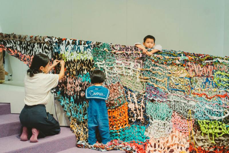 台北市立美術館兒藝中心9月27日起推出展覽「痕跡悄悄話」，藝術家蕭禹琦募集舊衣服並重新拼裝為小朋友可玩耍的作品「蔓延攀爬」。（台北市立美術館提供）