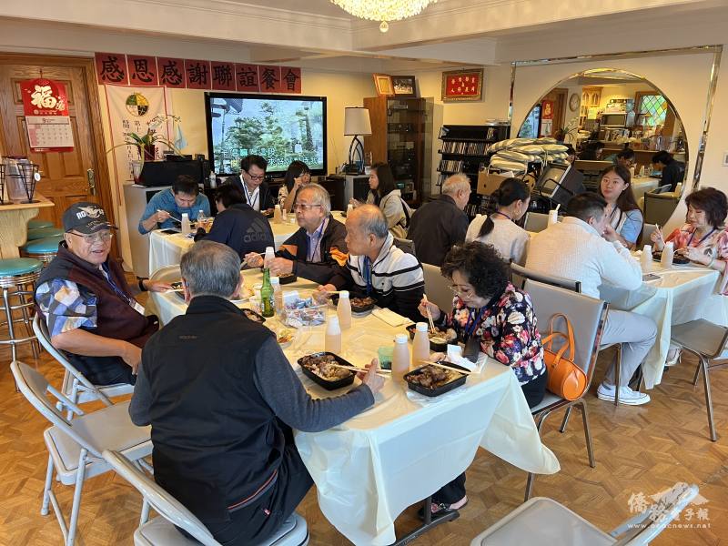 校友享用臺式美食便當